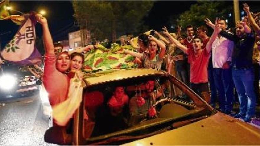 Partidaris del partit d&#039;esquerres HDP celebrant els resultats obtinguts en els comicis d&#039;ahir