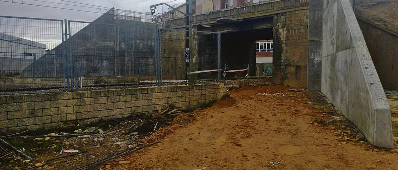 El puente de Trobajo del Camino, en San Andrés del Rabanedo (León), bajo el que tendrán que avanzar los trenes de la futura línea de alta velocidad a Asturias.