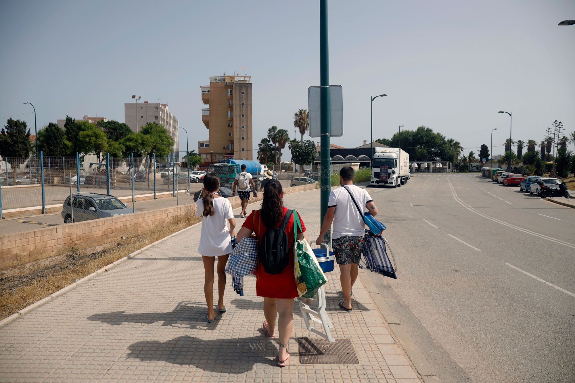 Usuarios de Sacaba Beach abandonan la playa tras su cierre por el vertido de aguas fecales en la zona.