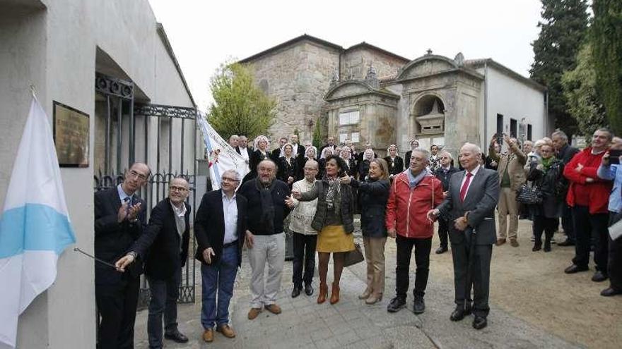 El alcalde retira la placa conmemorativa. // Jesús Regal