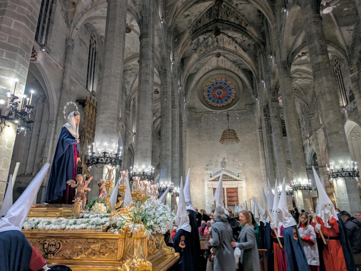 La llegada de la procesión del Crist de la Sang a la Catedral, en imágenes