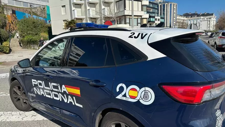 Dos policías nacionales heridos al volcar su coche y caer varios metros por un desnivel en León