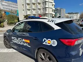 Dos policías nacionales heridos al volcar su coche y caer varios metros por un desnivel en León