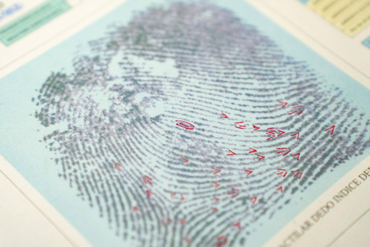 Guardia civil criminalística, policía judicial de Sevilla. Documento de identificación de huellas dactilares