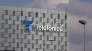 Archivo - Fachada de la sede de Telefónica, en Madrid (España)