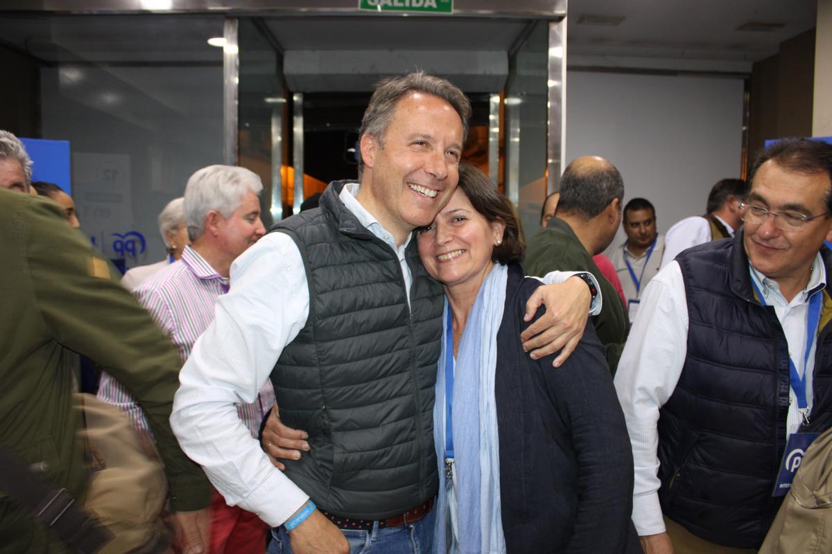 Fulgencio Gil se abrazaba a su esposa, la abogada Ana Taboada, tras conocer los resultados, anoche.