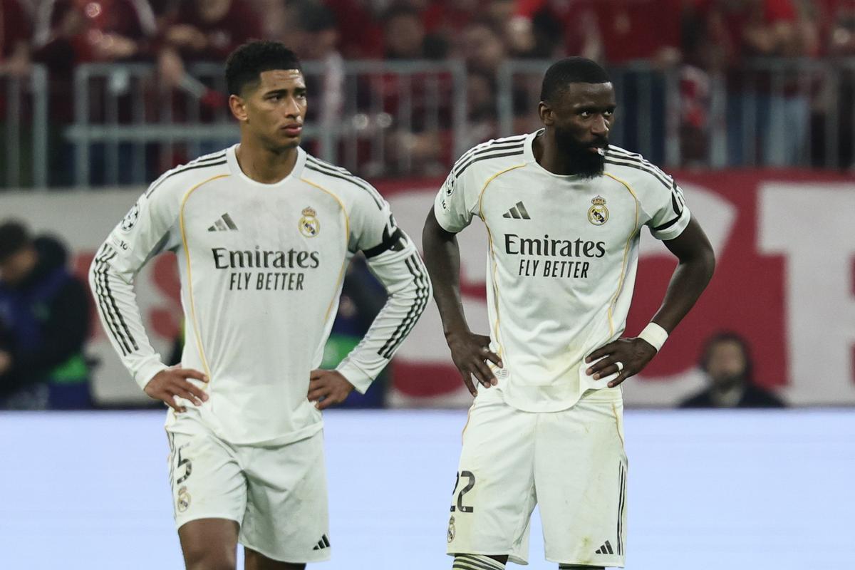 Jude Bellingham y Antonio Rüdiger, tras la eliminación en Múnich del Real Madrid en la Champions.