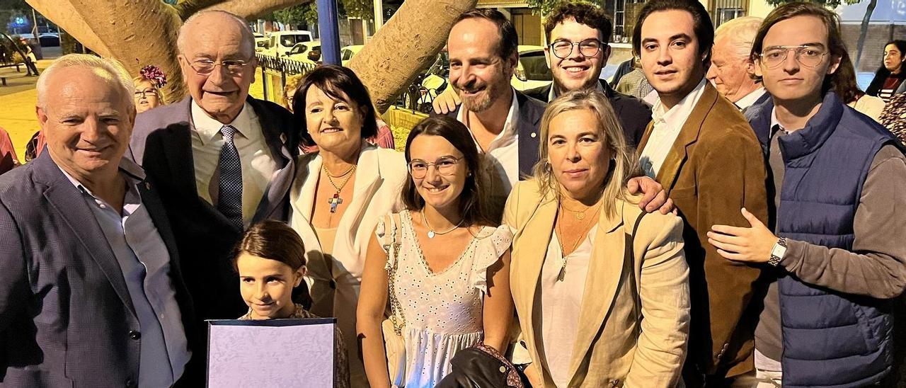 El alcalde con la familia de José Luis Gallardo Sarasúa, en los nuevos jardines con su nombre en Ciudad Jardín.