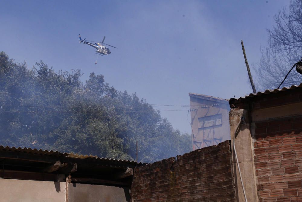 Un incendi ensorra el sostre d'una nau de Quart