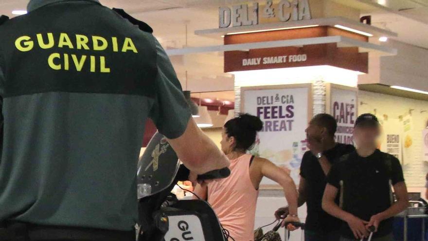 Sonnenschirme und Liegen angezündet: Guardia Civil nimmt Urlauber am Flughafen von Mallorca fest