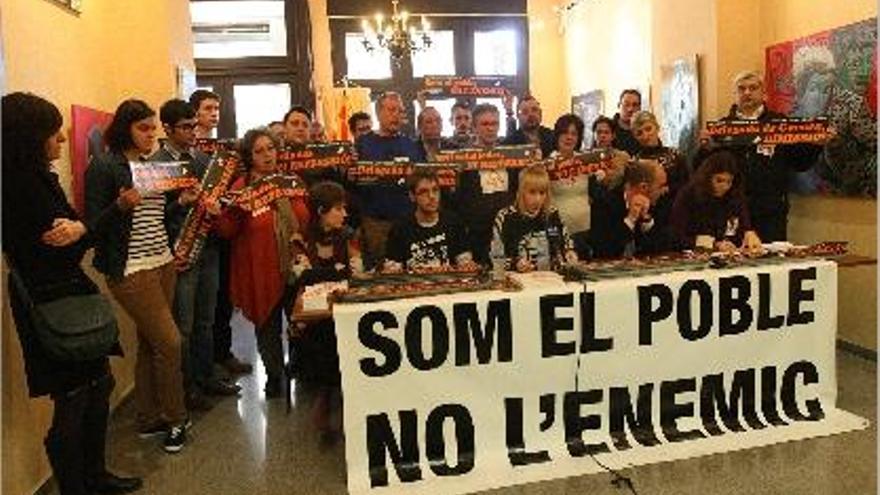 Los representantes de L&#039;Assemblea per les Llibertats i contra la Repressió, ayer en el Micalet.