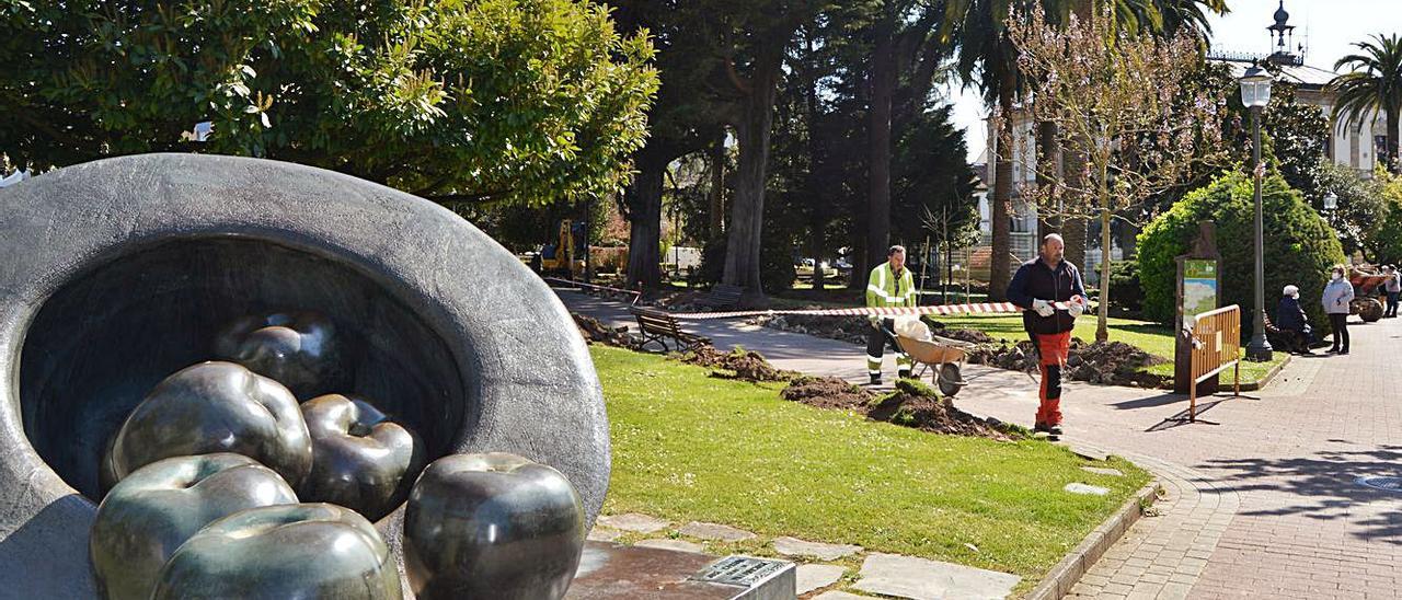 Operarios trabajando en el parque de la Ballina, en Villaviciosa.