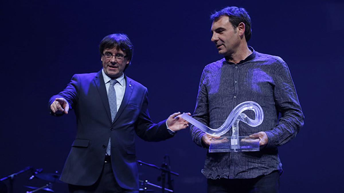 Òscar Camps recibe el premio Català de l’Any 2015 en la gala celebrada en el TNC.