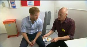 El príncep Enric se sotmet a una prova de VIH en directe.