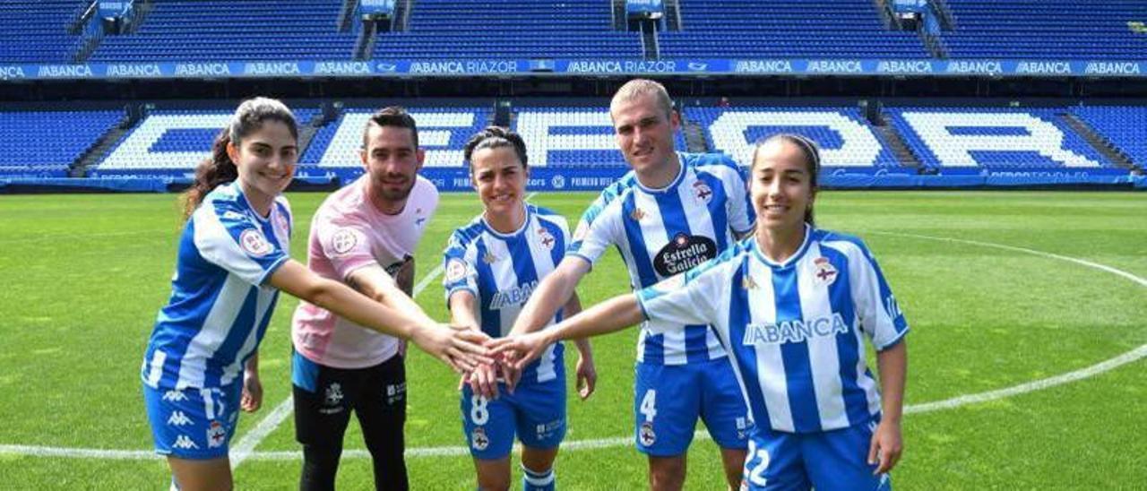 Patri López, Ian Mackay, Alba Merino, Álex Bergantiños y Cris Martínez, los capitanes deportivistas ayer en Riazor. |  // VÍCTOR ECHAVE