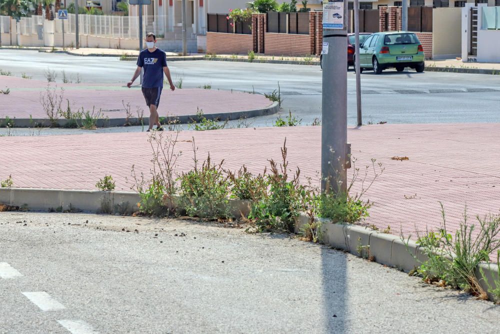 Residentes y turistas denuncian el abandono de las urbanizaciones del litoral con calles llenas de podas y escombros, maleza sin control y viales con socavones. Critican la inseguridad por la falta de