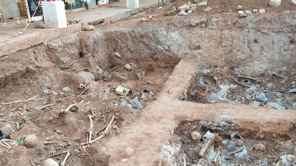 Nuevas fosas halladas en Belchite junto a las que están en proceso de excavación.