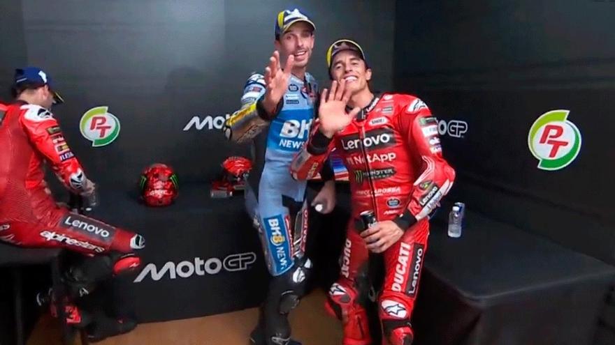 ¡La felicidad de los hermanos Márquez tras acabar primero y segundo! Atentos al mensaje que mandan a su madre