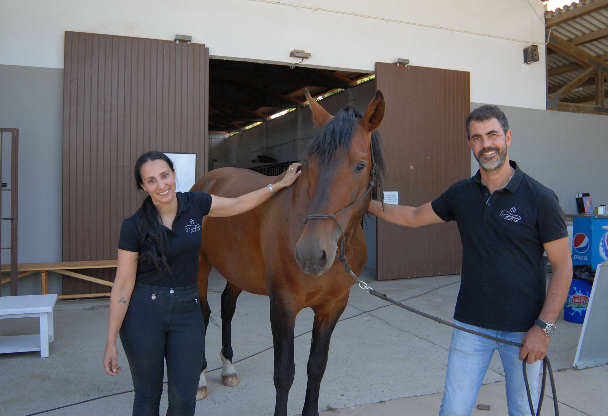 Verónica Presas y Joaquín Haba en las instalaciones del club hípico Juan Oliveira.