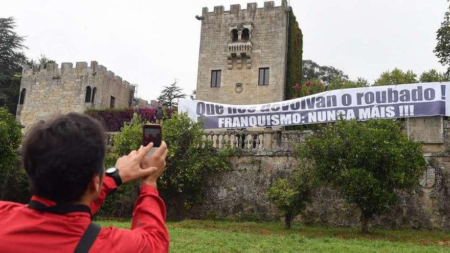 El pazo de Meirás con una pancarta desplegada por el BNG para exigir su devolución.