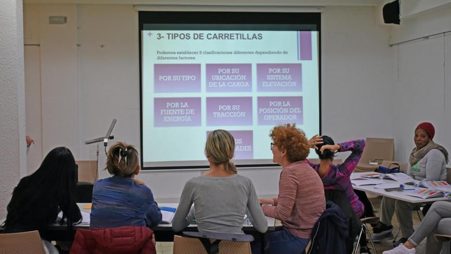 Alfafar organiza una formación de conducción de carretillas para mujeres