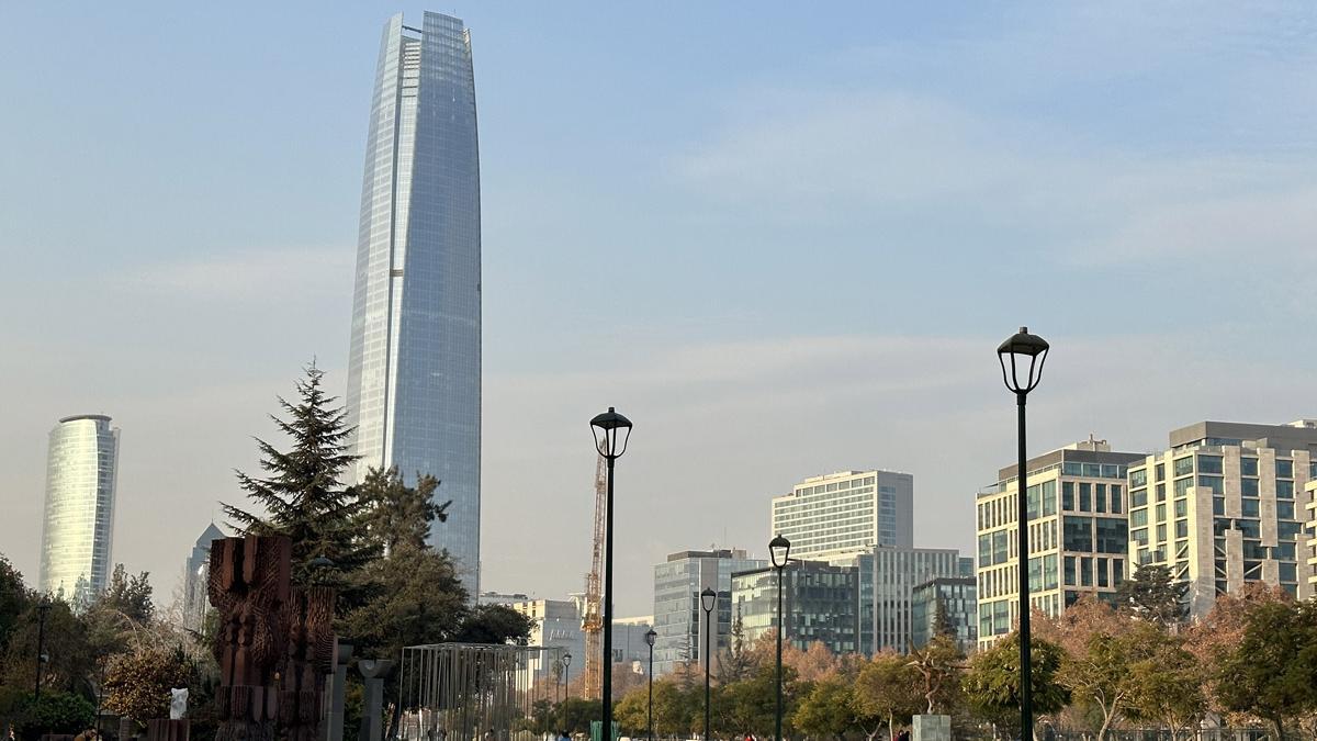 La gran Torre Costanera y el Cerro de Santa Lucía, en Santiago de Chile.