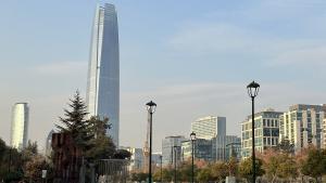 La gran Torre Costanera y el Cerro de Santa Lucía, en Santiago de Chile.