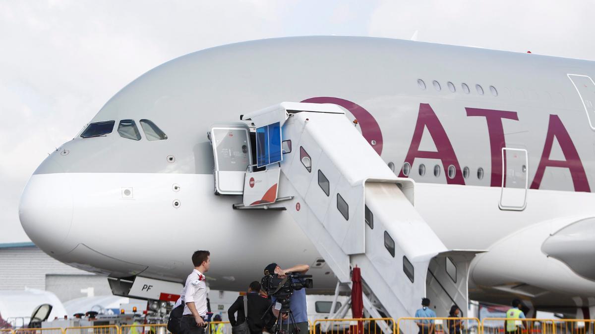 Imagen de archivo de un avión de Qatar Airways en el embarque.