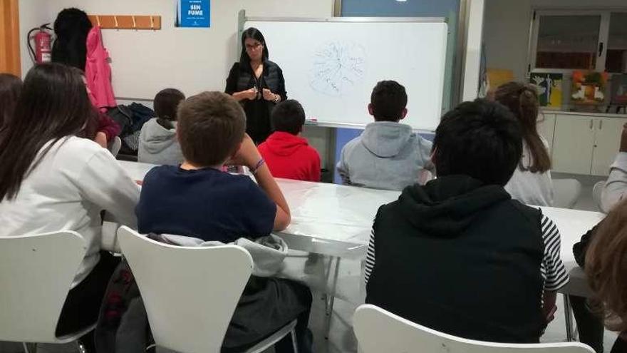 Charla sobre adicción digital, ayer en el centro cívico de Monelos.