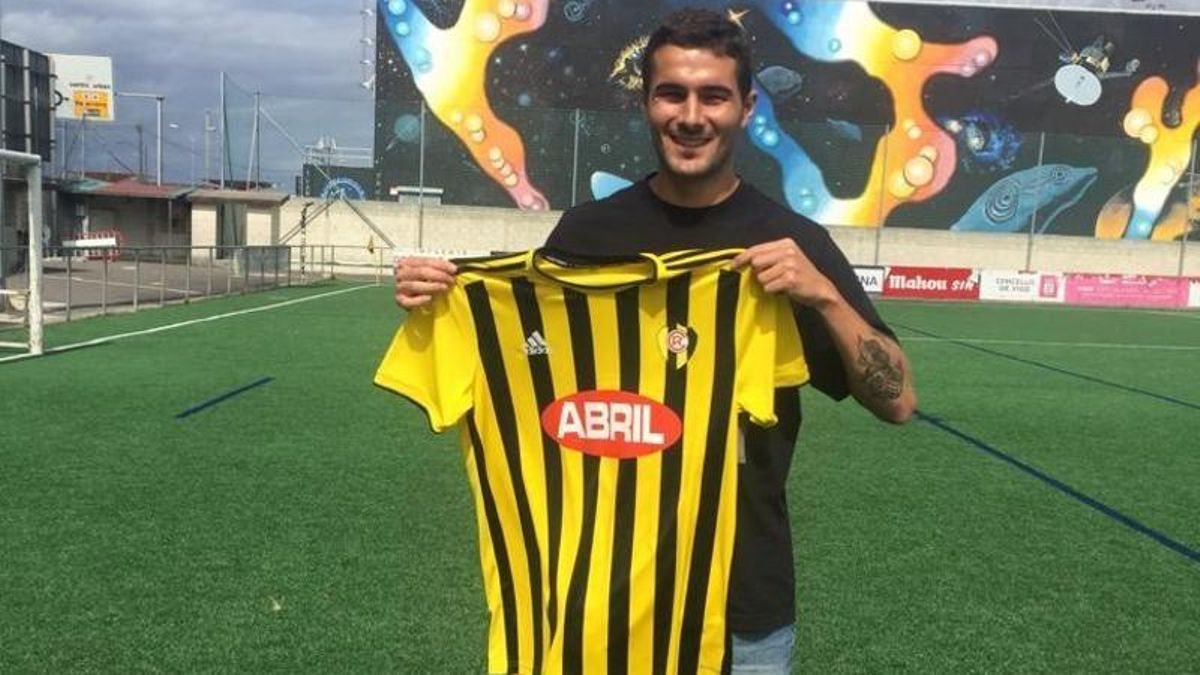 Naveira, con la camiseta del Rápido, en el Pujales.