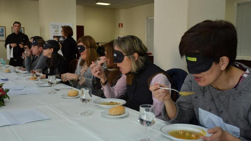 Participantes en el almuerzo a ciegas que celebró esta mañana la Once