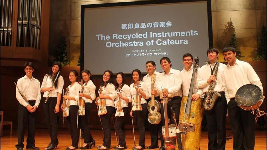 Varios miembros de la Orquesta de Instrumentos Reciclados de Cateura, tras un concierto. | OIRC