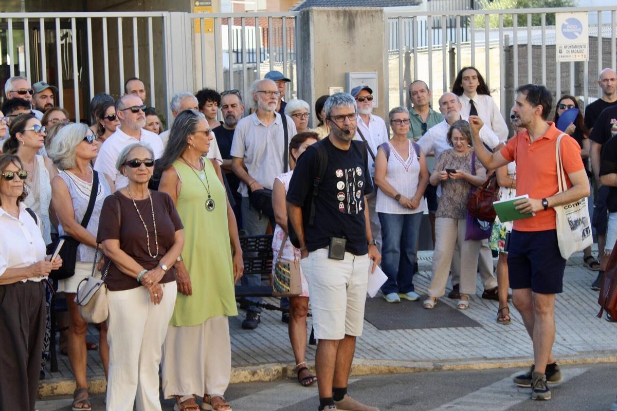 Así ha sido la ruta que recorre las huellas del Franquismo en Badajoz