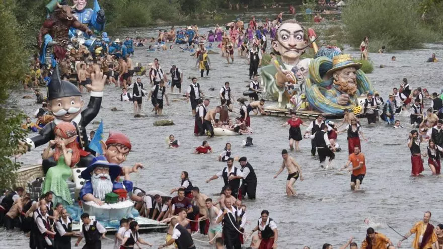 El Descenso Folklórico del Nalón quiere mejorar: las peñas plantean agilizar el desfile, más baños y optimizar el registro informático