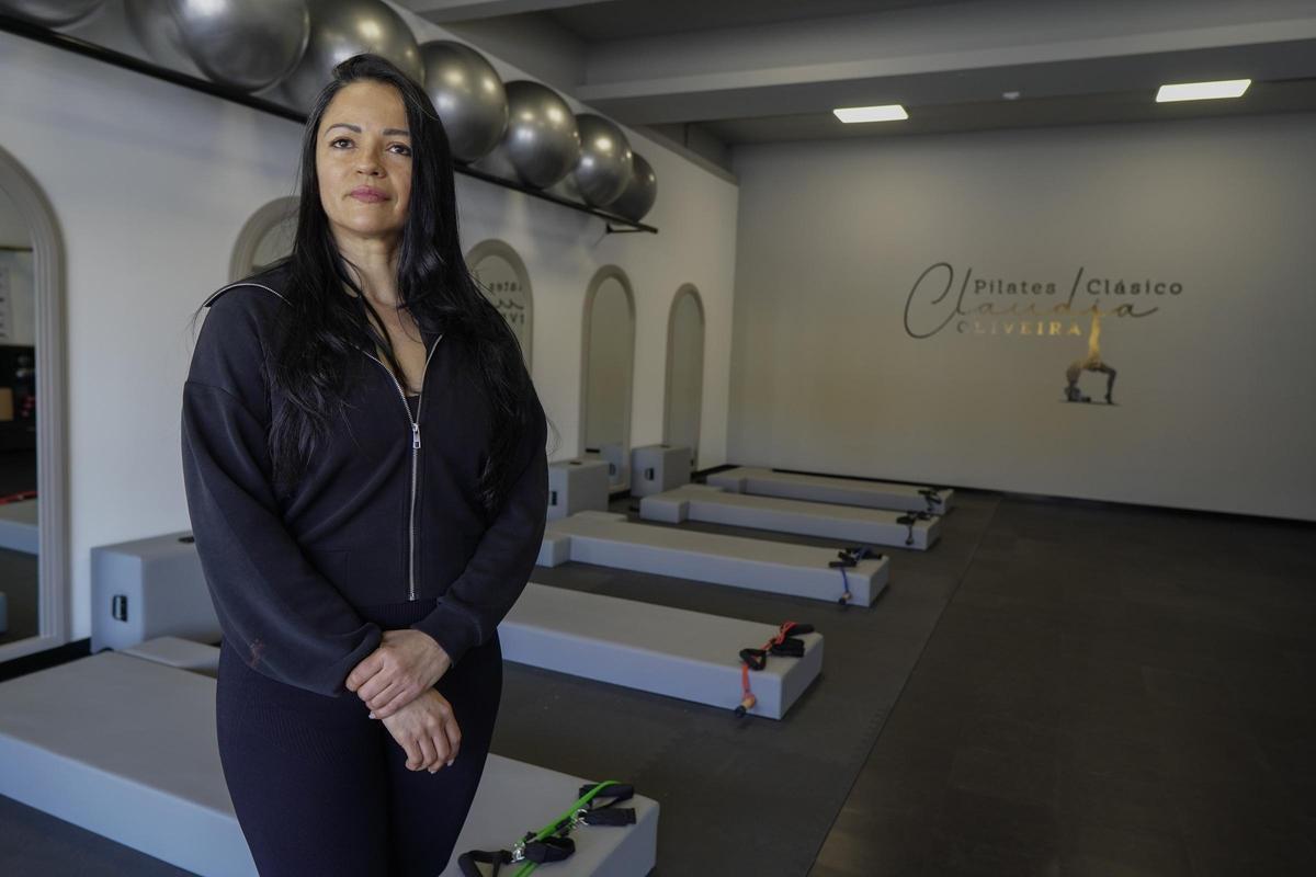 Claudia Oliveira en su nuevo estudio de pilates, en Arteixo.