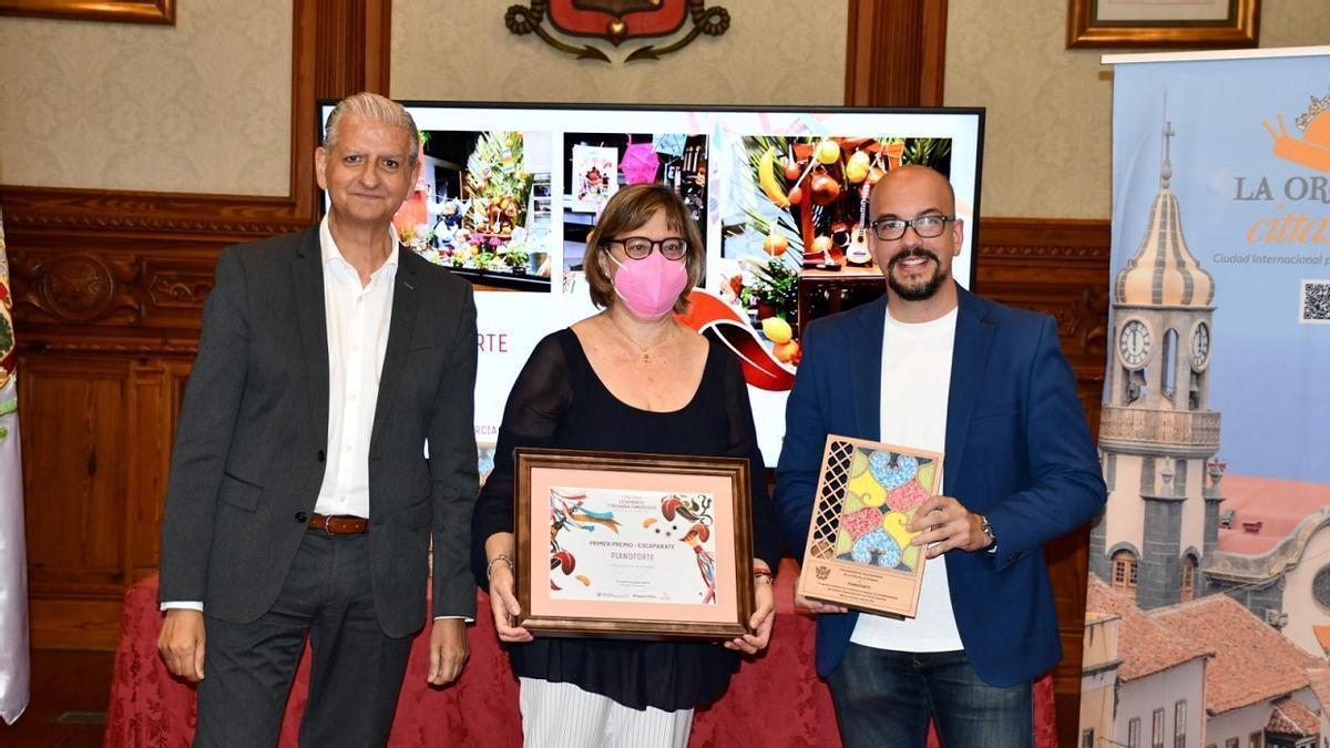 Pianoforte recibe el premio de manos del alcalde y el edil de Comercio