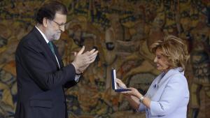 Mª Teresa Campos recibe, entre varios premiados, la Medalla al Mérito en el Trabajo.