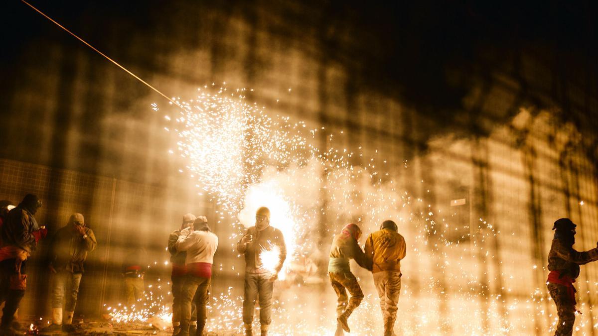 Massalfassar celebra una espectacular cordà en las fiestas de Sant Antoni.