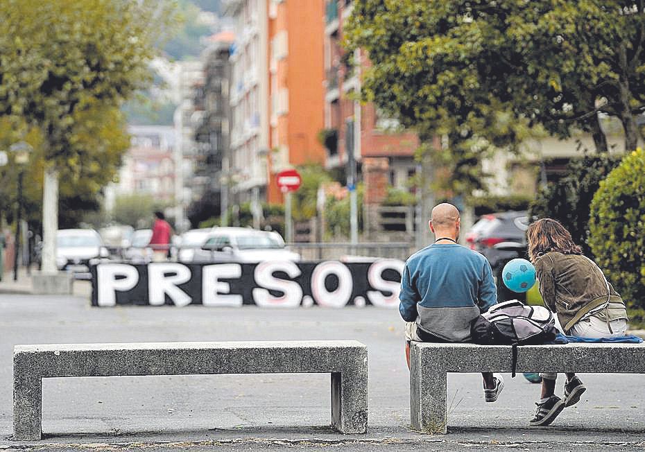 Una pintada a favor de los presos de ETA, en la localidad vizcaína de Plentzia.