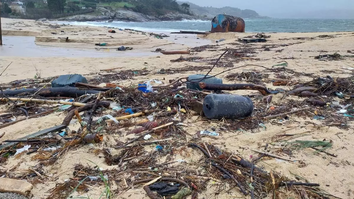 El mar muestra las vergüenzas ajenas en la playa de Area de Bon, en Bueu