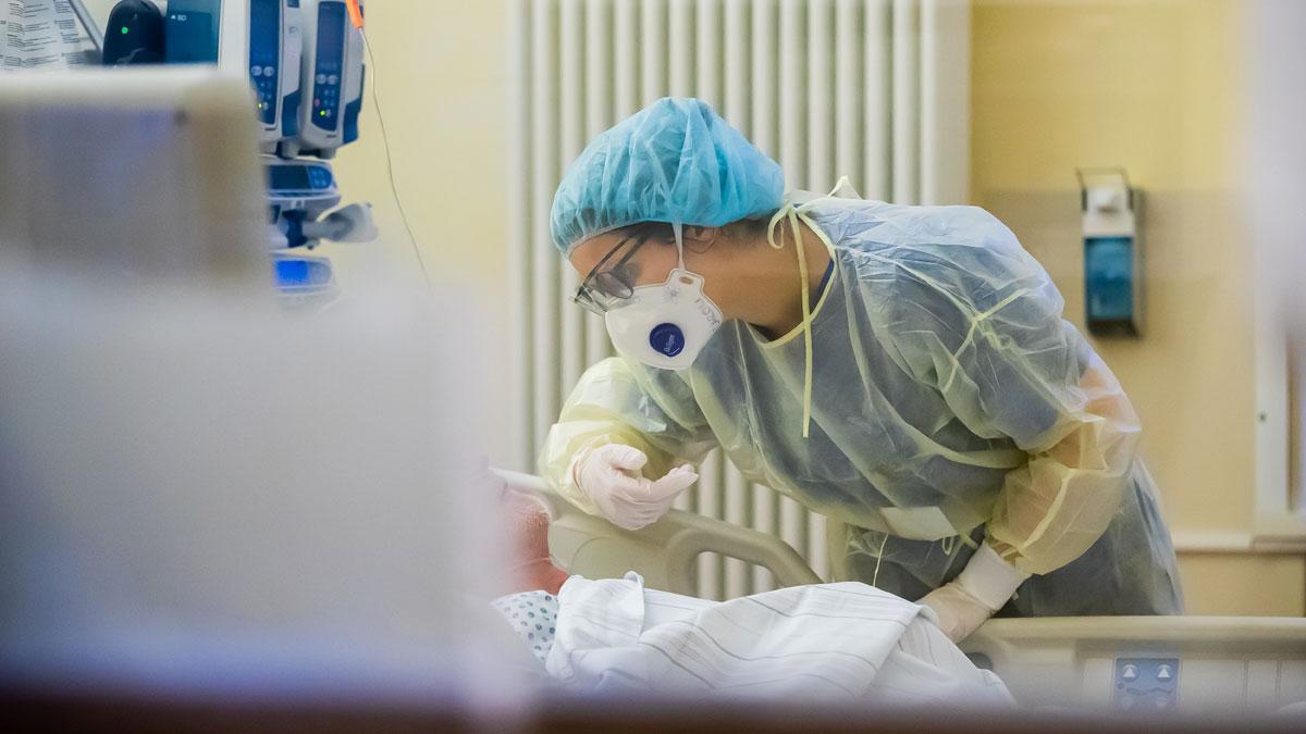 Una trabajadora sanitaria atiende a un paciente con coronavirus en un hospital de Alemania.