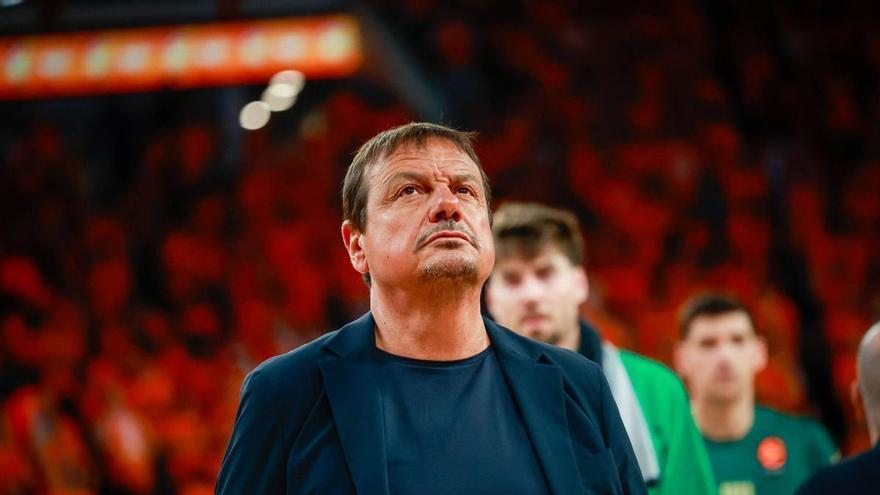 El último 'show' de Ataman: Vuelve a quejarse de los árbitros y falta el respeto a un periodista
