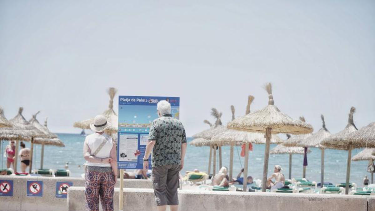 Turistas en la Platja de Palma.