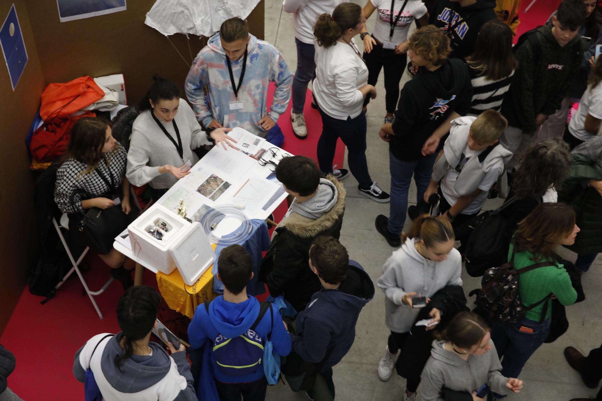 La primera Feria de la Ciencia y la Innovación congrega a 1.600 estudiantes en la Laboral