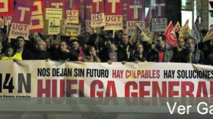 Más de 10.000 zamoranos recorren la ciudad contra los recortes del Gobierno