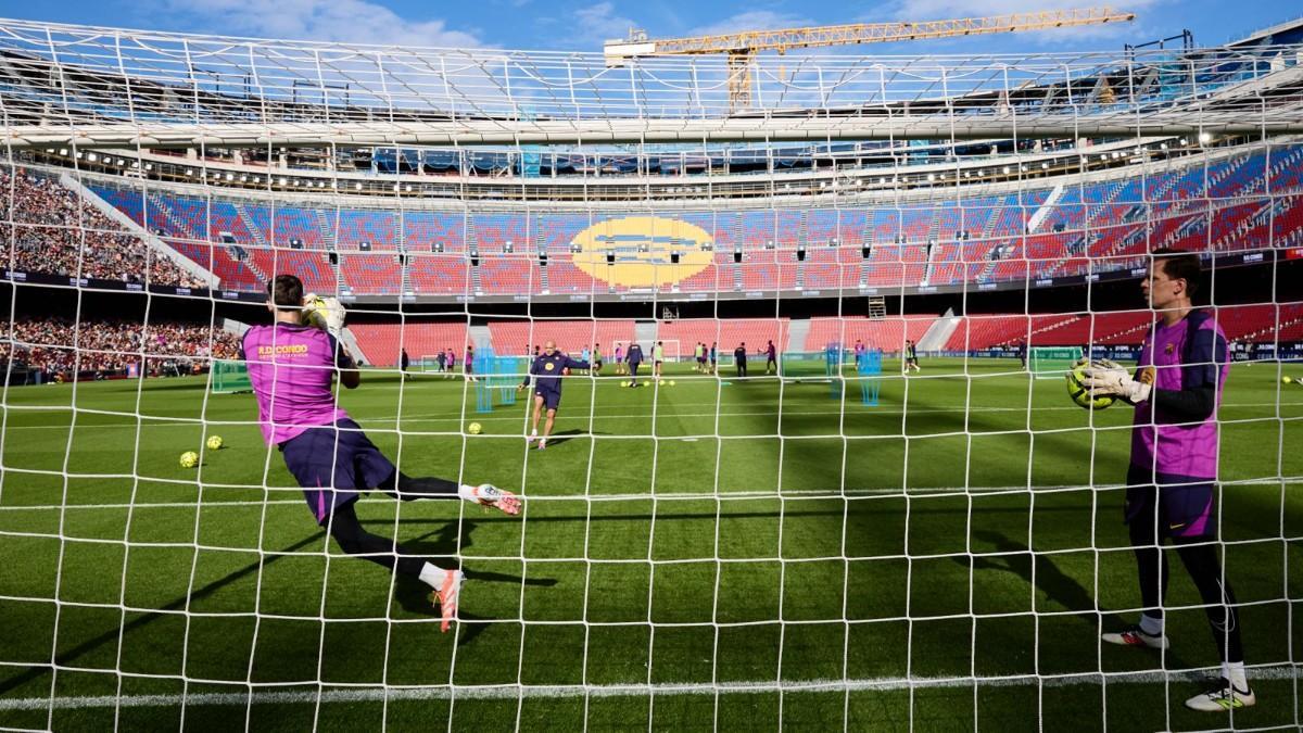 Joan Garcia vuela sobre el césped del Camp Nou