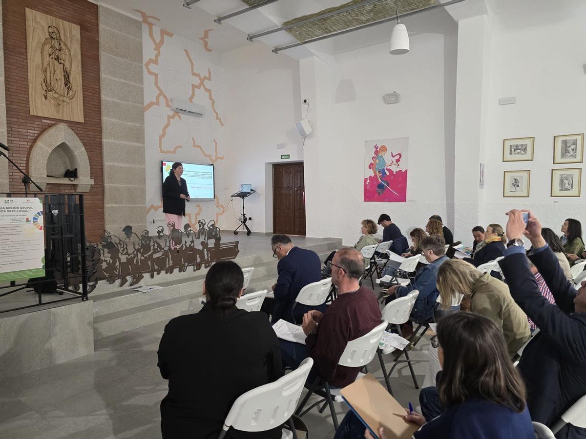 Reunión en el complejo coworking rural de Pajares de la Rivera, en Riolobos.