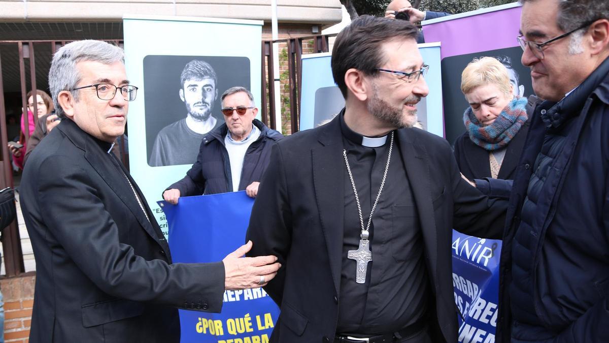 A l'esquerra, el president de la Conferència Episcopal Espanyola (CEE), Luis Argüello, en una imatge d'arxiu.