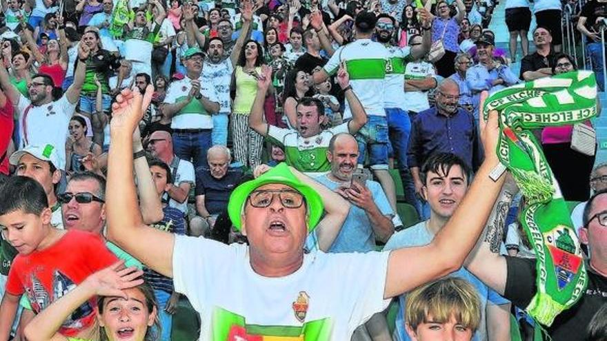 Aficionados del Elche, durante la promoción de ascenso a Segunda División.