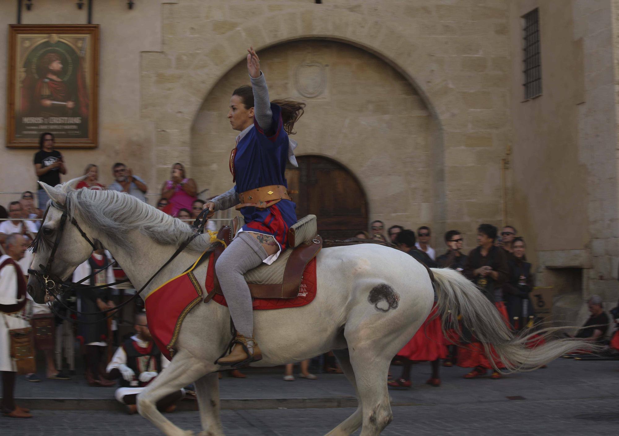 Cocentaina cierra con una masiva respuesta los Moros y Cristianos del reencuentro tras la pandemia